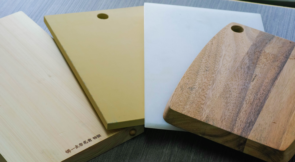 まな板の種類には木製、プラスチック製、ゴム製の三種類があります。